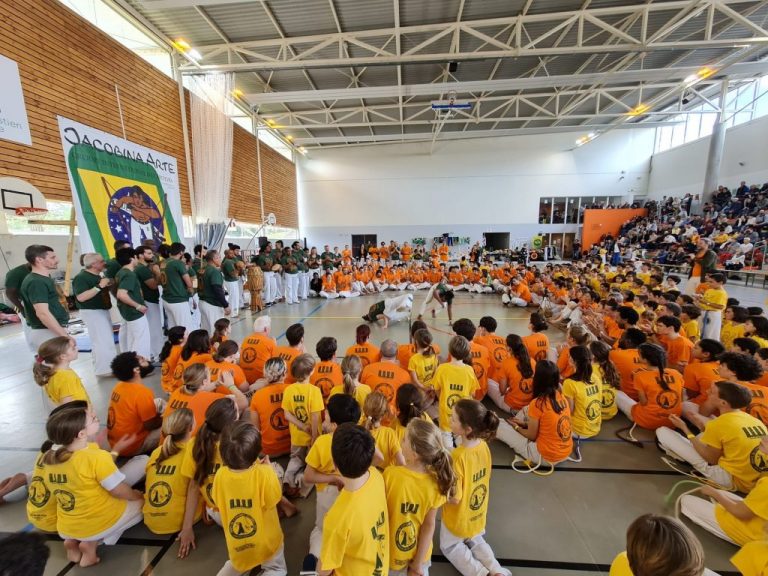 Enfants de l’école de capoeira de Nantes réunis au festival Jacobina Arte 2025